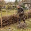Hromadu větví už spálit nesmíte. Stačí však pár kůlů a vyroste z ní užitečný plot, který nestojí ani korunu