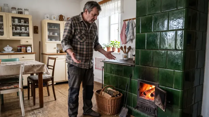 Zkontrolujte polena, než je hodíte do kamen: Od určitého čísla topí o polovinu hůř