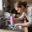 Konec zápachu z odpadu a dřezu: Action prodává pěnu za 37 korun, značková stojí třikrát tolik