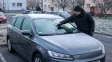 V pátek ráno mějte po ruce škrabku na auto: Víkend pak Česko rozdělí