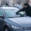 V pátek ráno mějte po ruce škrabku na auto: Víkend pak Česko rozdělí