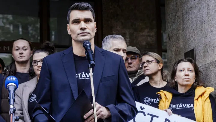 Demonstranti proti záměru rušení poplatků ČT a ČRo zaplnili Malostranské náměstí