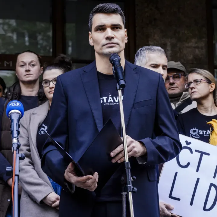 Demonstranti proti záměru rušení poplatků ČT a ČRo zaplnili Malostranské náměstí