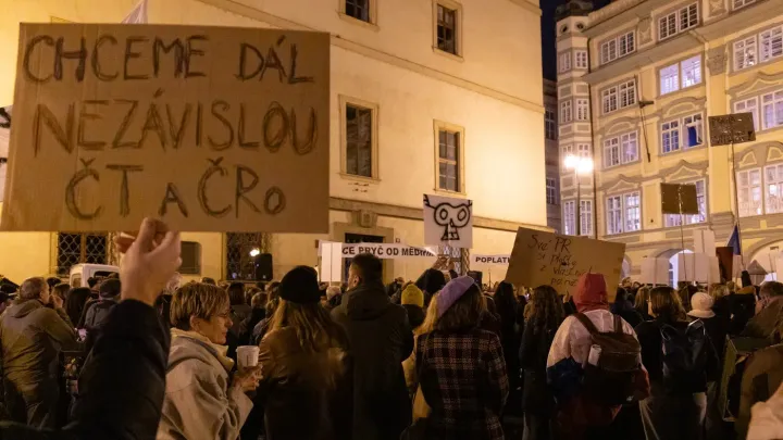 Koaliční poslanci poslali do druhého čtení návrh zrušit poplatky pro ČT a ČRo