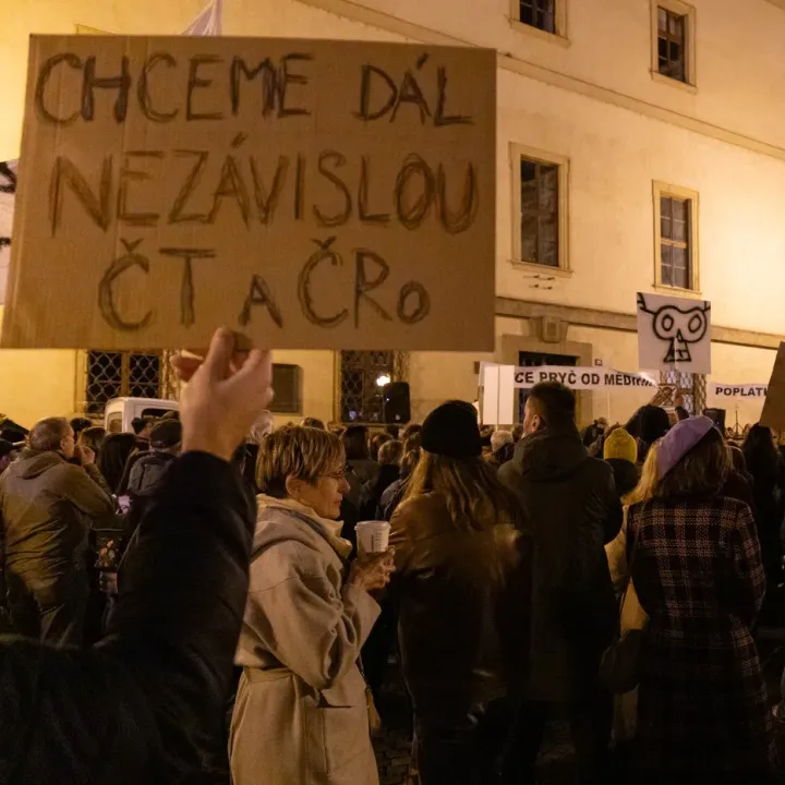 Koaliční poslanci poslali do druhého čtení návrh zrušit poplatky pro ČT a ČRo