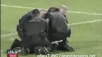 To policajti nezvládli-Na fotbale