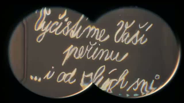 V peřině