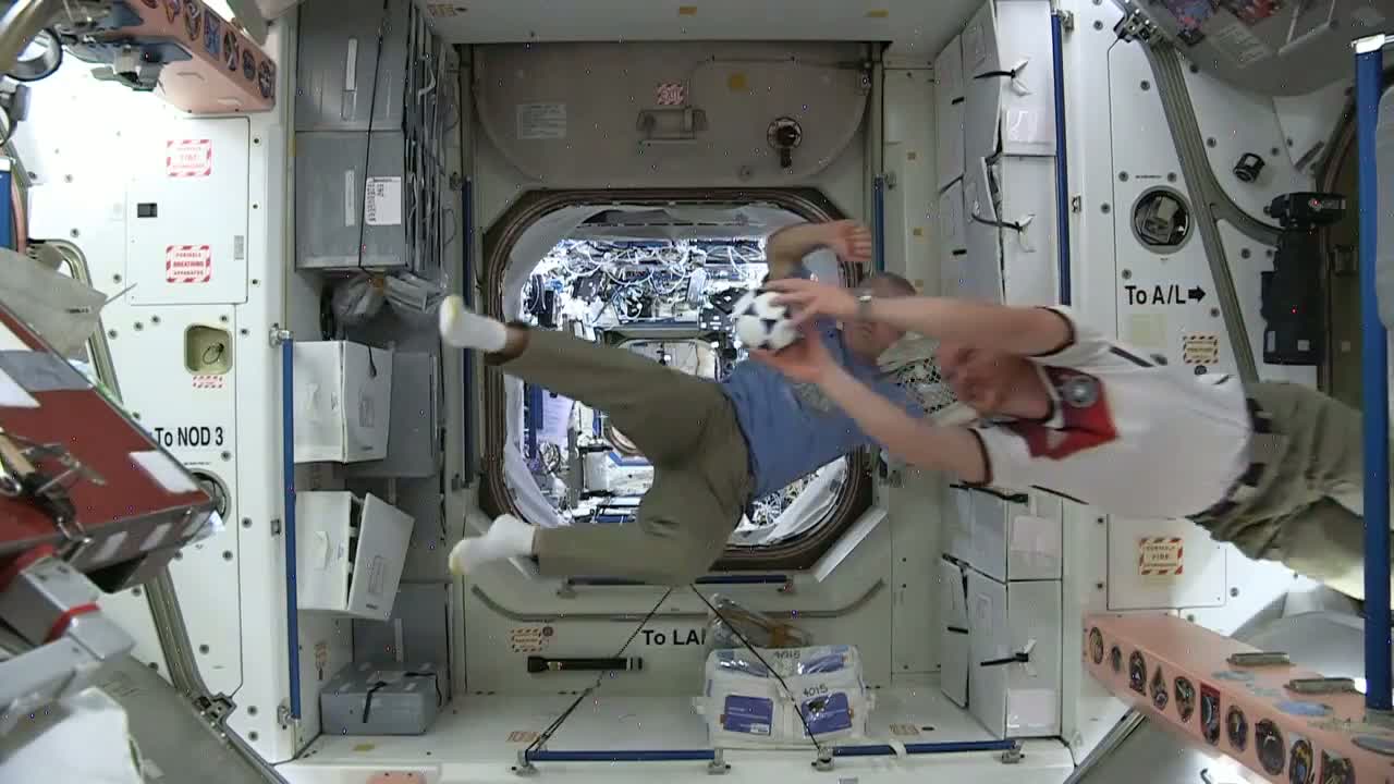 Astronauti si zahráli fotbal na ISS. Perfektní zahájení fotbalového mistrovství