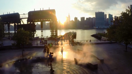 Pohled na New York z ptačí, nebo přesněji droní perspektivy