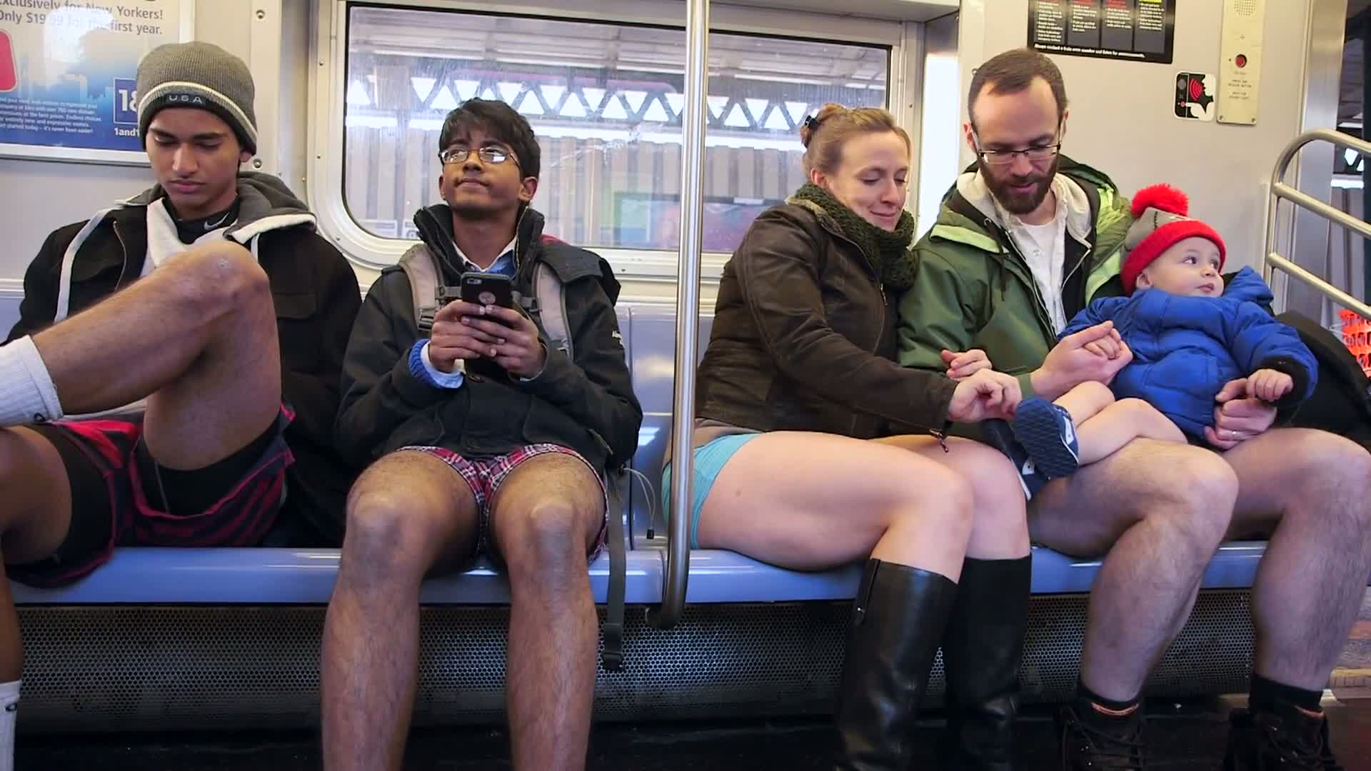 Tradiční jízda v metru bez kalhot a sukní
