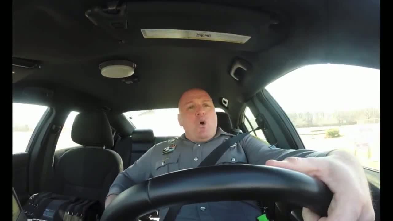 Policista v autě zpívá a "tančí" na popový hit Shake it Off