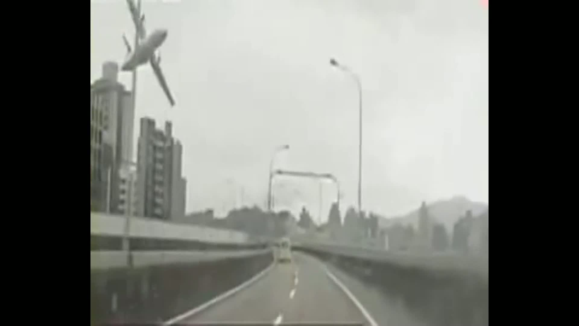 Letadlo v Tchaj-wanu narazilo do mostu