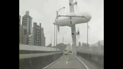 Aktualizováno: VIDEO: Na Tchajwanu se zřítilo letadlo, nejméně 21 lidí zemřelo