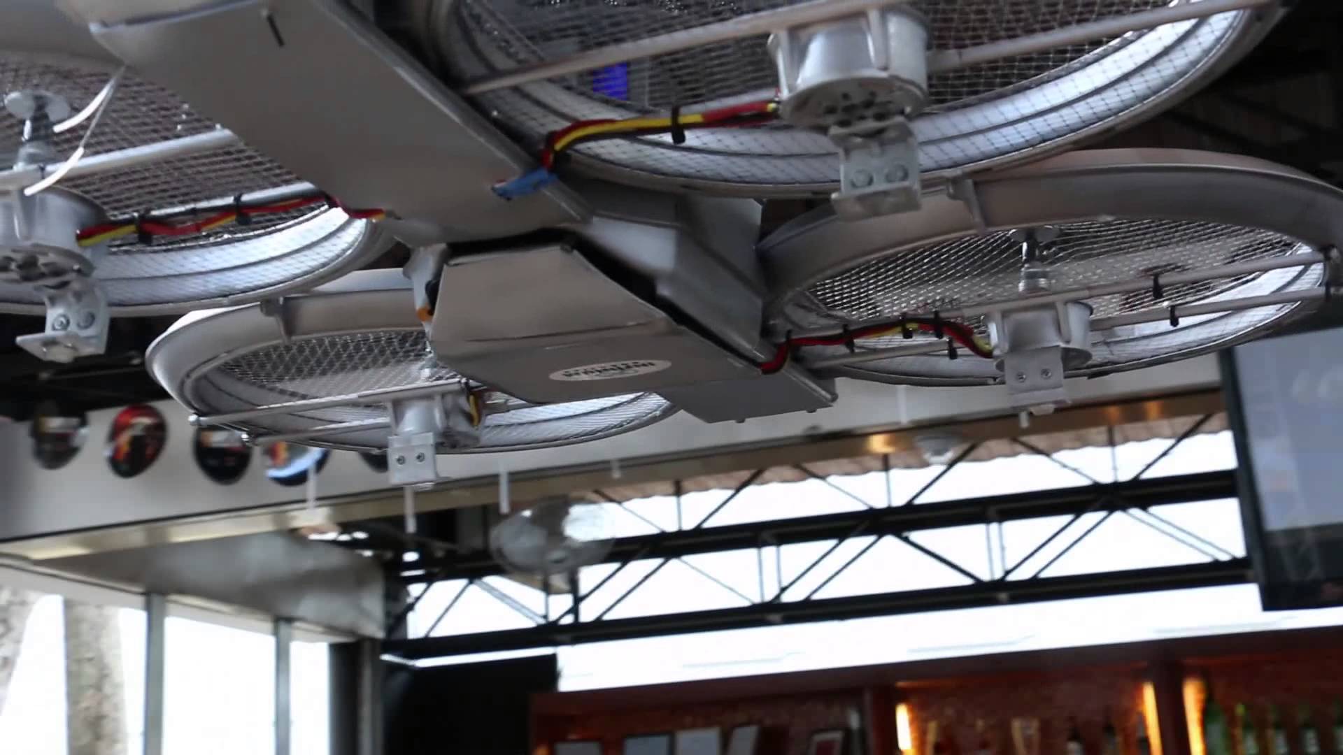 Drony místo číšníků obsluhují v Singapuru