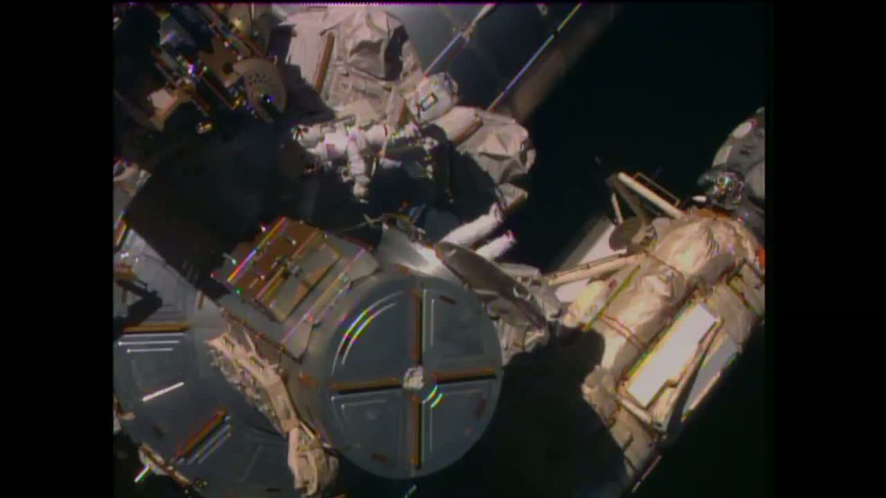 Astronauti instalovali na ISS kotviště pro komerční lodě