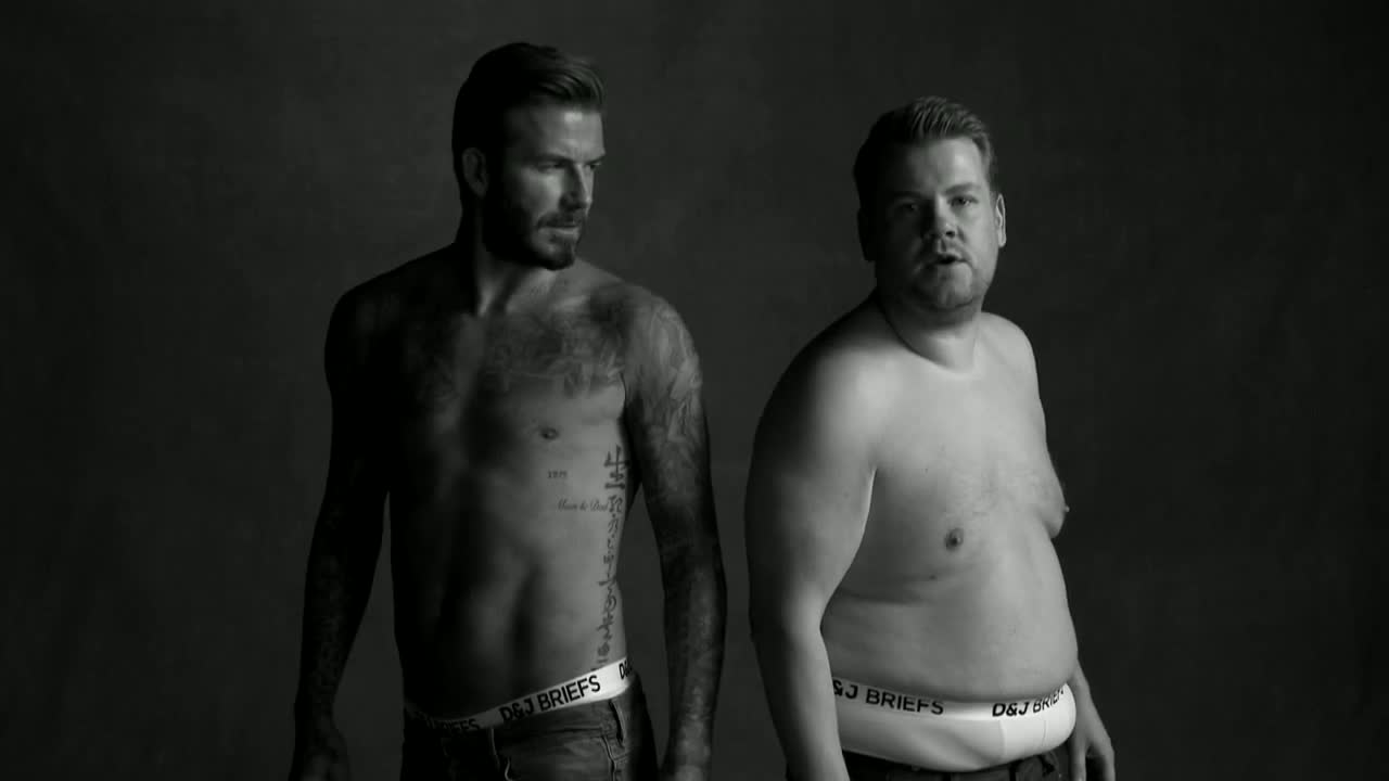 Beckham a obtloustlý moderátor Corden ve falešné reklamě na spodní prádlo "pro muže se skvělým tělem"