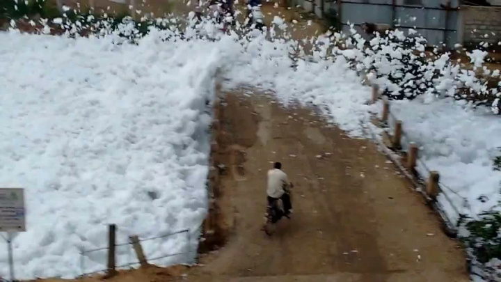 Indické jezero pokryla tak toxická pěna, že se samovznítilo