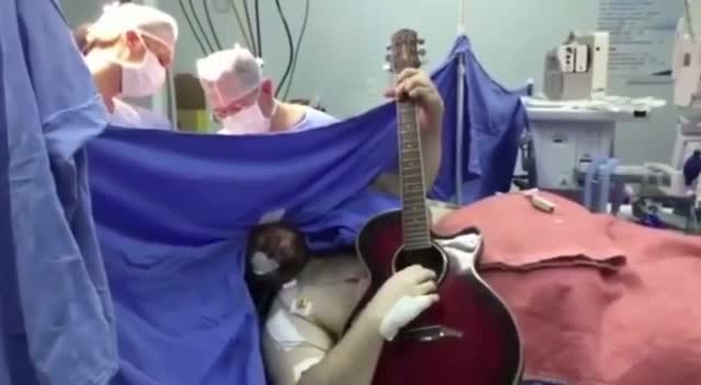 Muž hrál během operace mozku na kytaru a zpíval Beatles