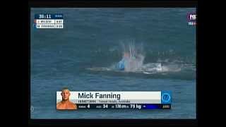 Žralok zaútočil na surfaře během závodu a přímém přenosu