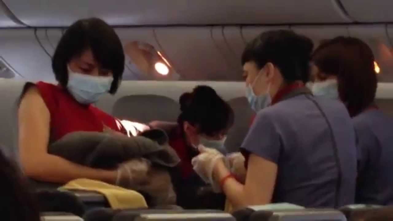 Čína bude po ženě, která porodila v letadle, zřejmě žádat náhradu škody