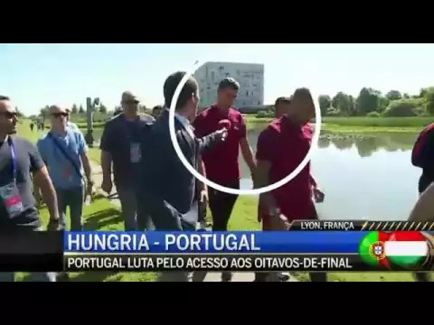 Ronaldo zahodil reportérovi mikrofon do vody