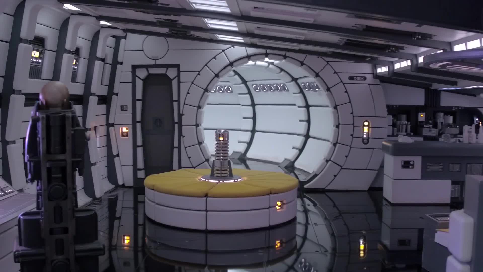 Solo: Star Wars Story - prohlídka Millennium Falcon s Donaldem Gloverem