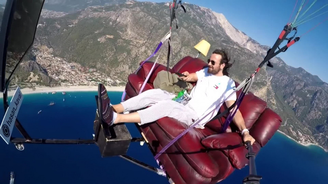 Nebezpečná pohoda u televize. Dobrodruh připoutal padák ke gauči Pohodička na gauči ve vzduchu